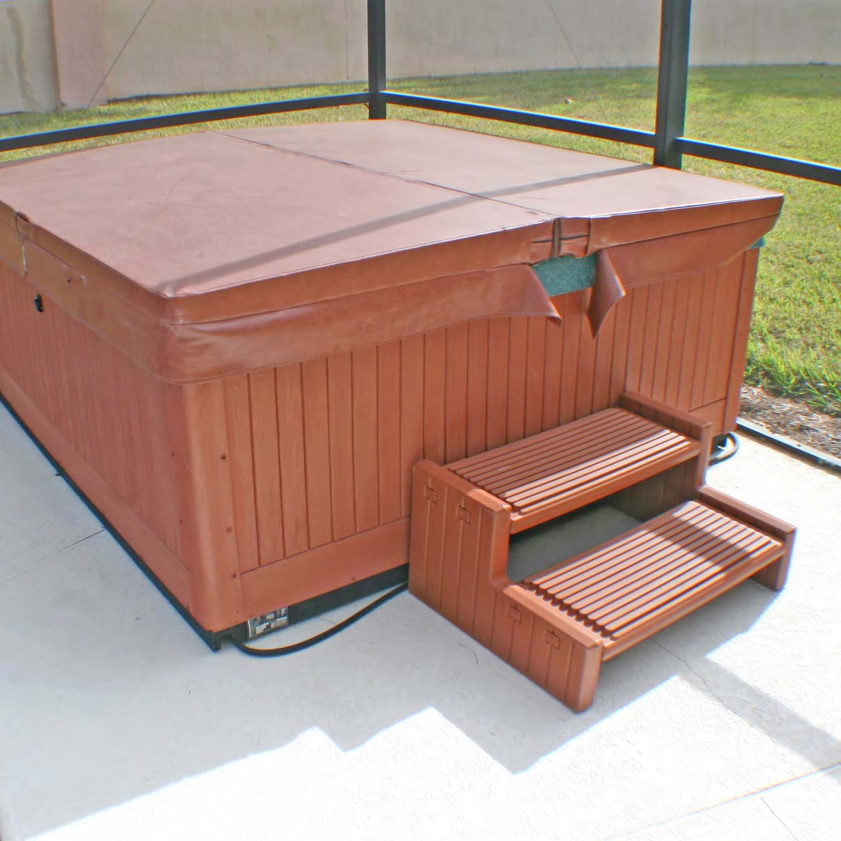 A Hot Tub near to a Pool in a Florida Home.